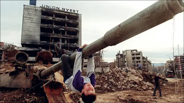 Генерала Младіча серед іншого звинувачують в організації 43-місячної облоги Сараєво під час конфлікту у Боснії у 1992-95 роках. Майже три роки головну вулицю Сараєво тримали під прицілом снайпери. Західні журналісти назвали цю вулицю "алеєю снайперів". 