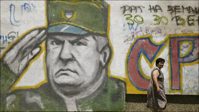 Генерал Младіч почав переховуватися після арешту колишнього югославського президента Мілошевича у 2001 році. Про його можливий арешт почали говорити після затримання в липні 2008 року Радована Караджича. 