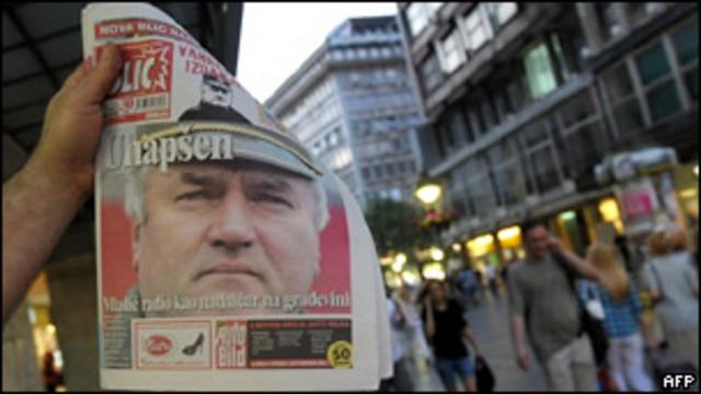 Газета с сообщением об аресте Младича на улицах Белграда