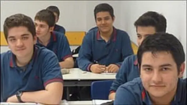 مدارس با کمک مالی هواداران جنبش اداره می شود