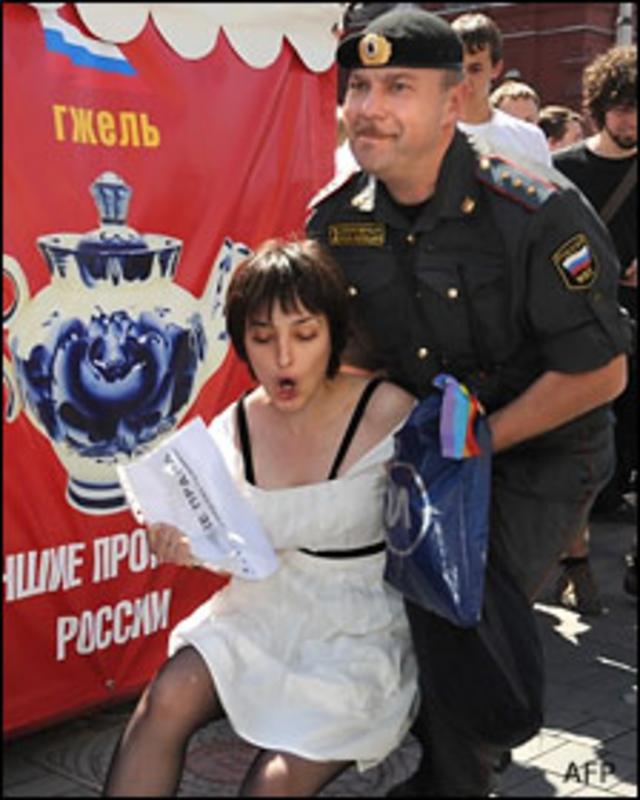 Задержание участницы гей-акции в Москве