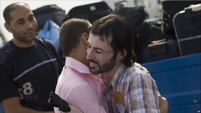 Warga berpelukan di pos perbatasan Rafah yang menghubungkan Jalur Gaza dan Mesir hari Sabtu (28/5) 