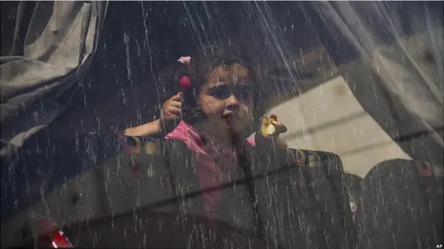 Seorang bocah menunggu di dalam bis di Rafah. 