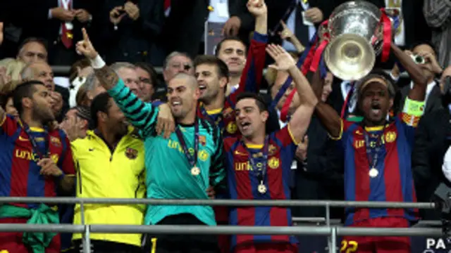 Eric Abidal, del barcelona, levanta la Copa de Campeones