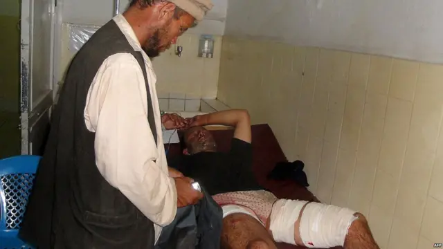 په روغتون کې د یوه ټپي کس ددرملنې لپاره د هغه خپلوان ولاړ دی. په برید کې ګڼ افغانان ټپیان شول.