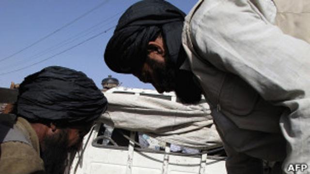 Афганские крестьяне демонстрируют трупы погибших детей