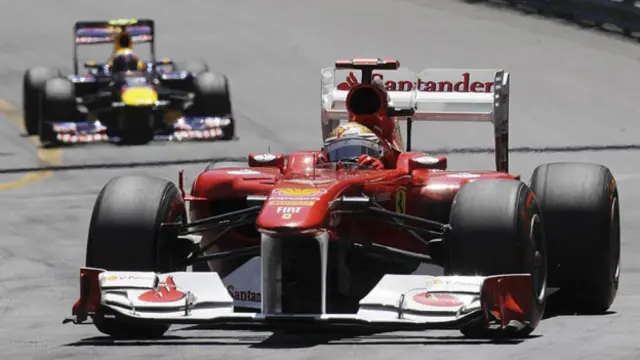 Pembalap Ferrari Fernando Alonso berhasil mendahului rekan satu tim Vettel, Mark Webber.