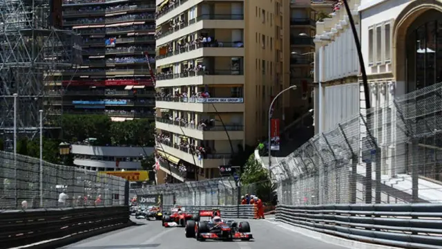 Jenson Button bisa mengambil alih posisi terdepan setelah Vettel harus menghabiskan waktu lama di pit stop.