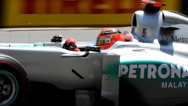 Juara dunia tujuh kali Michael Schumacher berusaha memacu mobil tim Mercedes, namun dia tidak bisa berbuat banyak untuk menghambat laju para pembalap di depan.