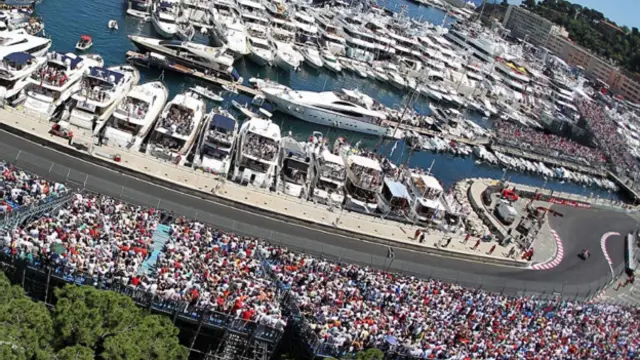 Juara bertahan Sebastian Vettel akhirnya bisa merebut kembali posisi terdepan dari genggaman Jenson Butto