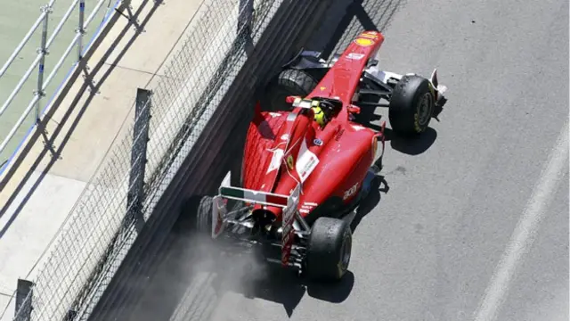 Mobil balap yang dipacu Felipe Massa menabrak pembatas jalur sirkuit