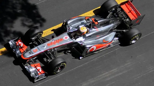 Juara dunia 2008 Lewis Hamilton terkena penalti akibat insiden dengan Massa.