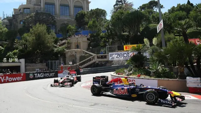 Fernando Alonso berhasil menyisip di antara Jenson Button dan pembalap terdepan Sebastian Vettel. Dan mereka bertiga bersaing ketat