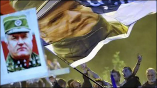 Тисячі сербів вийшли на вулиці, аби підтримати генерала Младіча