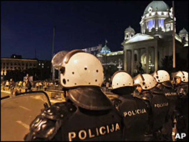 Після сутичок з сербською поліцією, арештували сотню демонстрантів 