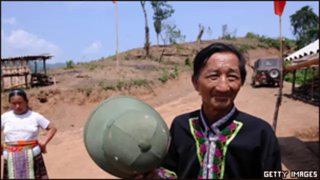 Vợ chồng ông Lý A Tình trong bản Huổi Khon