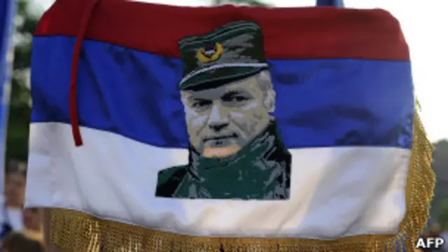 Флаг Сербии с портретом Младича
