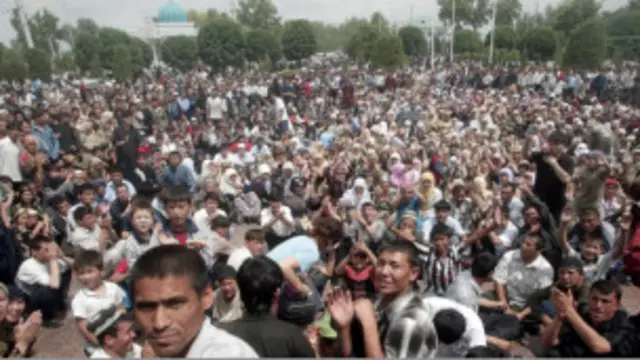 Ҳукумат аскарларининг ўқи остида қолган бу одамларнинг кўпчилиги ҳалок бўлди.