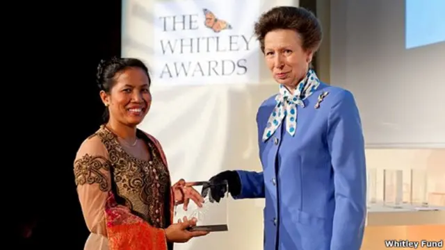 Kepedulian atas konservasi hutan yang melibatkan warga, membuat Hotlin Ompusunggu meraih penghargaan dari Whitley Award 2011.