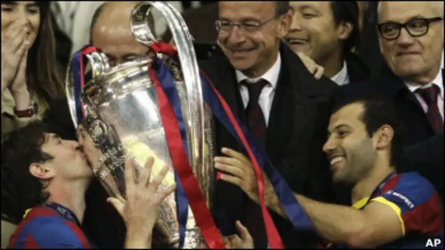 Мессі цілує кубок Ліги чемпіонів, під час гри він забив переможний гол 