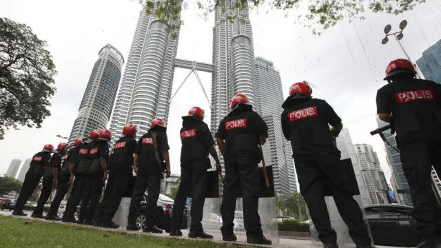 Polisi bersenjata dikerahkan mengamankan demonstrasi oleh warga Malaysia protes proyek pengolahan mineral langka di Pahang