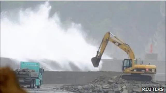 Sebagian pekerja Tepco melakukan kegiatan di luar ruang di Fukushima