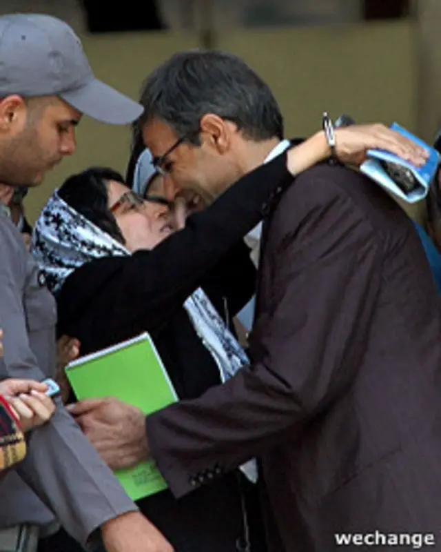 خانم ستوده پیشتر هم زمانی که زندانی بود برای بررسی پروانه وکالت با دستبند به دادگاه وکلا آورده شده بود