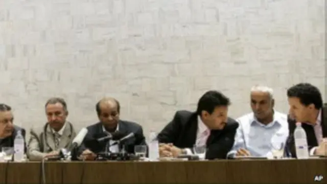 Бежавшие ливийские офицеры и генералы призвали военных не поддерживать Каддафи