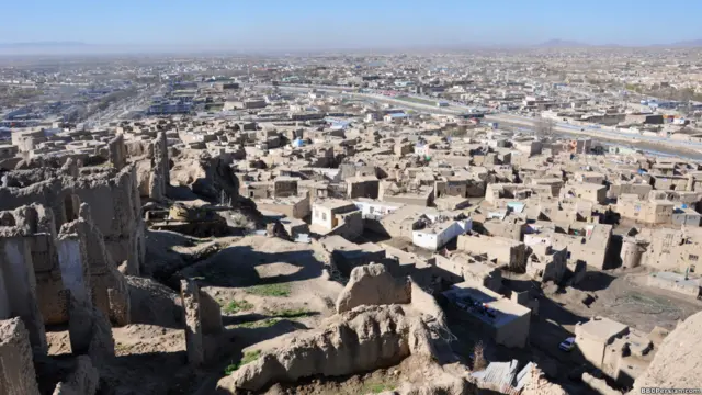 نمای کنونی شهر غزنی شهرکنون در دامنه بالاحصار و شهرتاریخی غزنی بنا شده است.