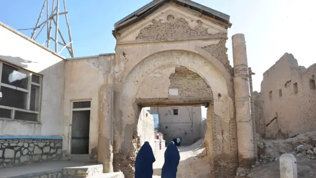 سر در ورودی قصر سلطان محمودغزنوی که ویژه عبور و مرور شخص او بوده است.