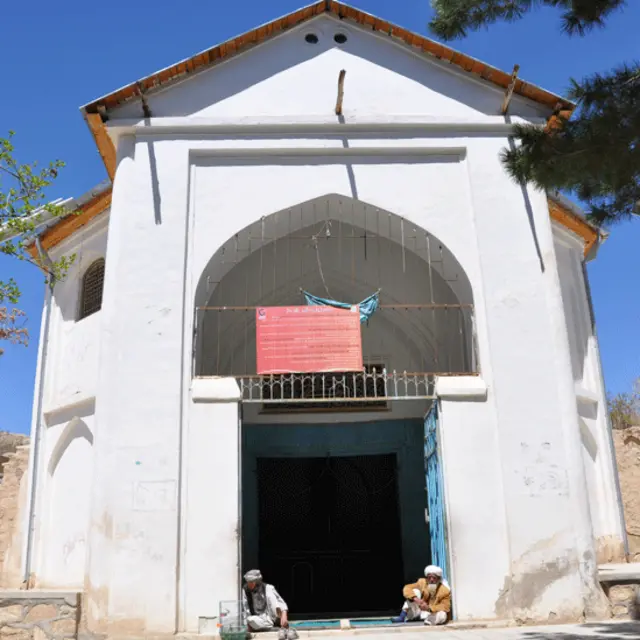 آرامگاه سلطان محمود غزنوی. فرخی سیستانی شاعر دوره غزنوی پس از خرابی غزنی به دست غوریان گفته بود: شهر غزنی نه همان است که من دیدم پار/چه فتاده‌ست که امسال دگرگون شده کار 