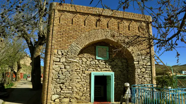 آرامگاه اشرف الدین سید حسن غزنوی، معاصر سنایی