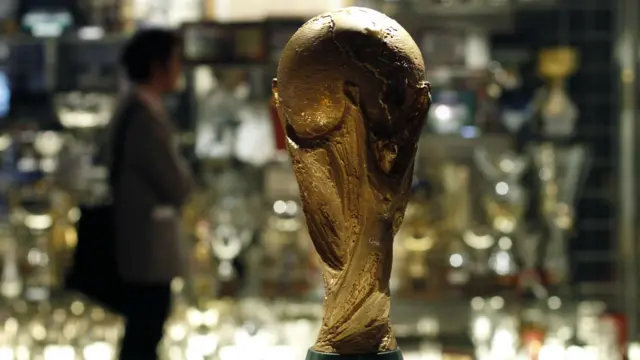 Replika Piala Dunia di Museum Sepak Bola Jepang