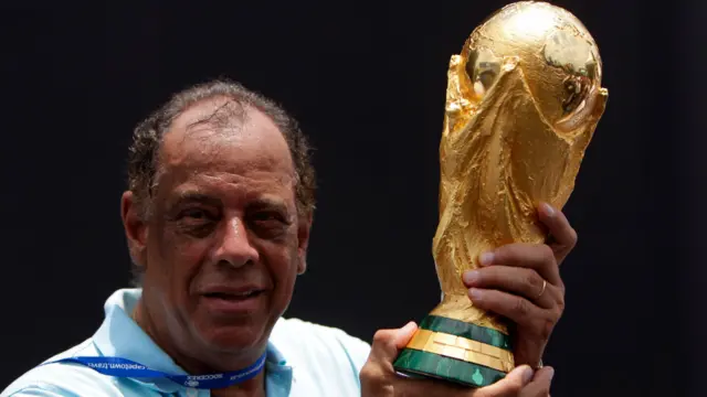Mantan kapten tim nasional Brasil Carlos Alberto Torres 