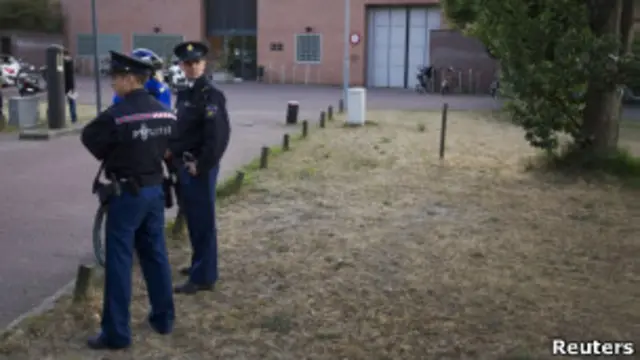 Охранники у камеры Младича в Гааге