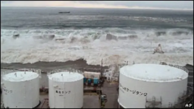 Sóng thần ập vào nhà máy nguyên tử Fukushima hồi đầu tháng 3