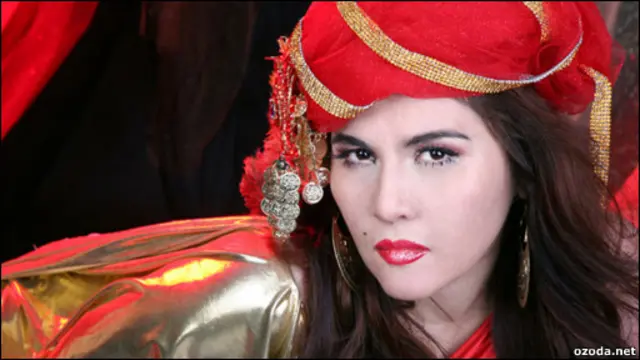 Sinfdoshining mushukini yalash Qoshiqchi Maksim porno video