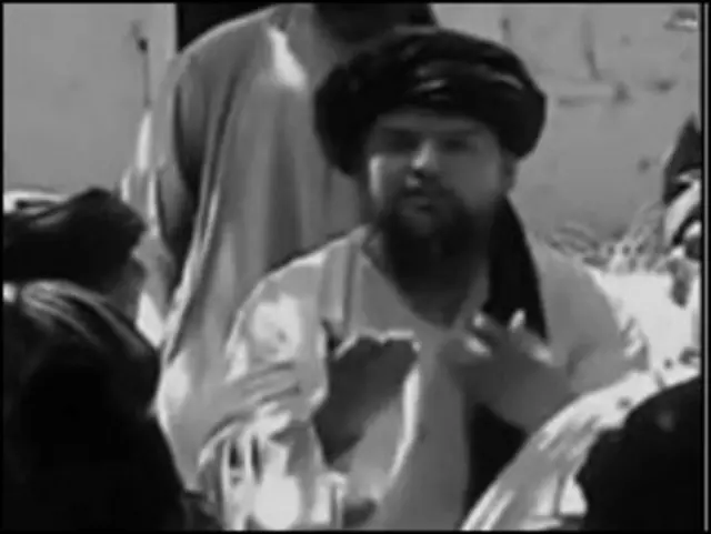 Қўшиқчининг видеофильмида Ўзбекистон Исломий Ҳаракатининг марҳум раҳбари Тоҳир Йўлдош ва қатор мухолифат раҳбарлари суратлари ҳам ўрин олган