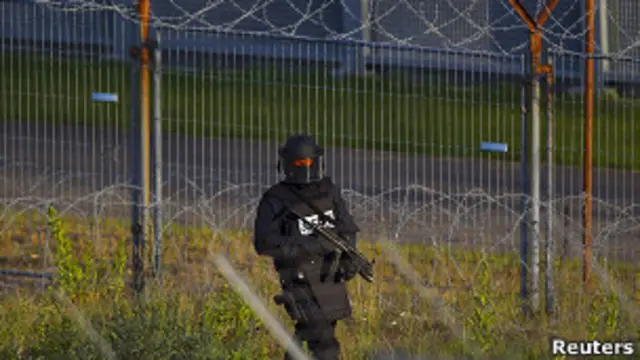 Вооруженный охранник тюрьмы Гаагского трибунала