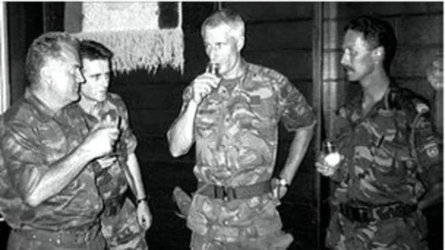  Karremans (centro) bebe con Mladic (izq.)