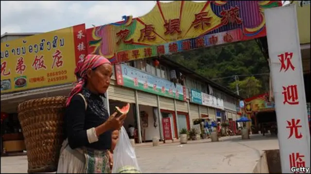 Phụ nữ Lào ở khu phố đầy biển tiếng Trung tại Boten, Bắc Lào
