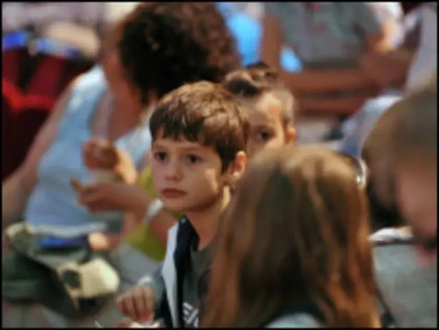 कई बच्चे अपने पोषण के लिए स्कूलों में मिलने वाले एक वक्त के भोजन पर निर्भर हैं.