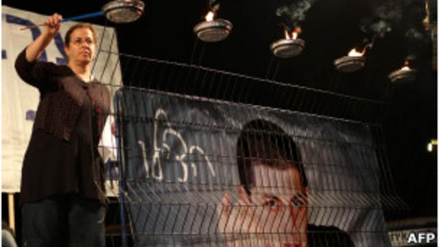 Mãe de Shalit pede libertação do filho. AFP