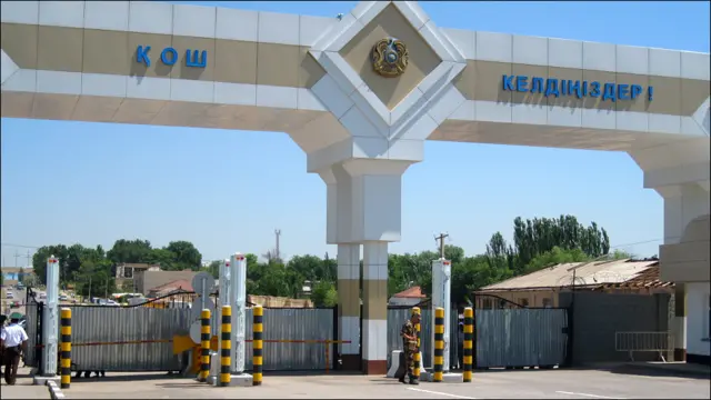 Мана бу дарвозадан у ёғи Қозоғистон ҳудуди. 