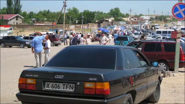 Чегардан эсон-омон ўтиб олганларни шахсий таксичлар хоҳлаган ерга элитишга тайёрлар. 