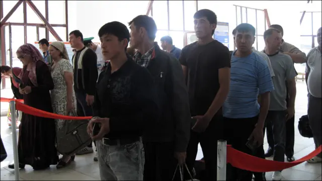 Ўзбекистон томонидаги чегара расмиятчилигидан ўтиб келганлар Қозоғистон томони чегара назоратидан ўтиш учун навбатга турадилар.