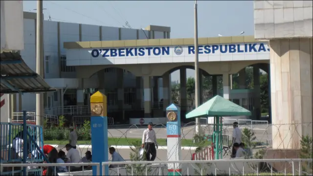 Икки мамлакат ўртасидаги расмий чегара ана шу икки устун ўртасидан ўтади. 