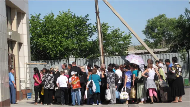 Чегаранинг икки томонида ҳам ўтишга ошиқаётганлар талайгина. 