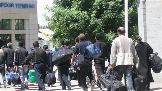 "Ғишткўприк" Қозоғистон ва Россияга йўл олган ўзбекистонлик меҳнат муҳожирлари учун ҳам асосий ўтиш нуқталаридан бири. 