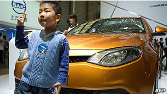 Un niño chino en una feria automovilística en Shanghai.